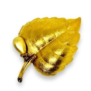 Vintage 70’s 80’s Gold Tone Large Leaf Parfum Locket Brooch Pin AVON